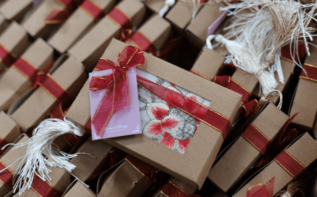 訂製移動電源 - 綠意生態庫 訂製移動電源:自帶四線移動電源,出門不帶線;正面底面均為布紋工藝,表面細膩,給您帶來了舒適持握手感。 客製 - 綠意生態庫 訂製移動電源